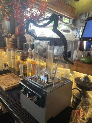 Powerful Electric Smoothie Machine With Soundproof Cover And Commercial Controls